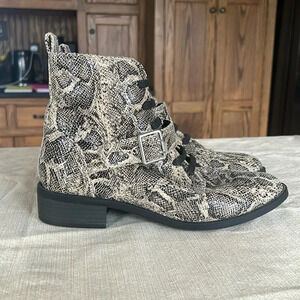 Express Snakeskin Animal Print Combat Boots Silver Buckle Side Zip Women’s 8